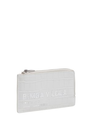 Cartera de piel blanca texturizada con cremallera plateada y logotipo en relieve "BIMBA Y LOLA" y "SPRING SUMMER 2026" en el frente.