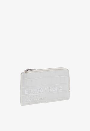 Biały, teksturowany skórzany portfel ze srebrnym zamkiem i wytłoczonym logo "BIMBA Y LOLA" oraz "SPRING SUMMER 2026" na przodzie.