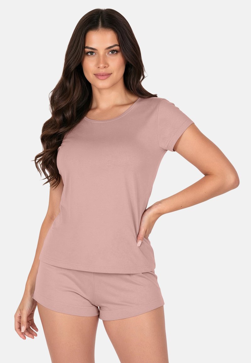 Világos rózsaszín otthoni viselet szett, amely kerek nyakú, rövid ujjú felsőből és hozzáillő rövidnadrágból áll, puha, sima tapintású anyagból készült.