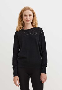 Maglione nero lavorato a maglia con un yoke in pizzo testurizzato, maniche lunghe e polsini e orlo a costine. Tessuto morbido con una vestibilità casual.