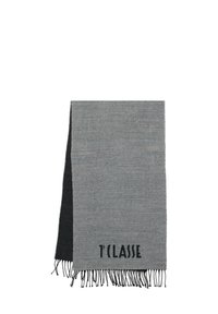 Sciarpa grigia con un lato grigio scuro, caratterizzata da frange nere e il testo "T'CLASSE" in lettere grasse vicino al bordo delle frange. Texture morbida.