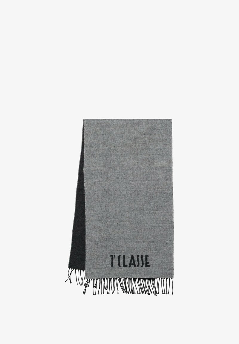 Sciarpa grigia con un lato grigio scuro, caratterizzata da frange nere e il testo "T'CLASSE" in lettere grasse vicino al bordo delle frange. Texture morbida.
