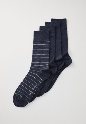 Marineblaue Socken im Set von vier, darunter ein gestreiftes Design mit weißen Linien und drei einfarbige. Hergestellt aus einem weichen, strukturierten Stoff.
