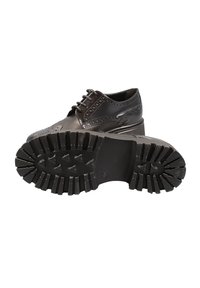 Scarpe in pelle nera con lacci, caratterizzate da dettagli brogue, suola in gomma testurizzata con un pronosticato disegno del battistrada e un design elegante.