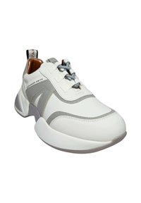 Weißer Sportschuh mit grauen Akzenten, Obermaterial aus glattem Leder, strukturierte Gummisohle, Schnürdesign und einer Lasche an der Ferse.