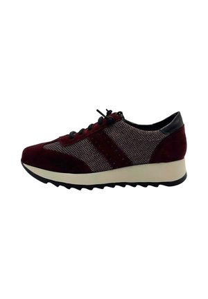 Zapatilla deportiva en burdeos y negro con parte superior de malla, acentos de ante, suela texturizada y cordones redondos, con un tacón de altura media.