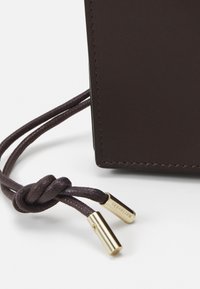 Marimekko IMPRINT PHONE POCKET UNIKKO - Telefonveske - dark brown