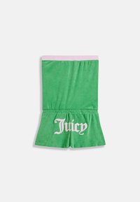 Πράσινα σορτς από πετσέτα με ροζ μέση και το κείμενο «Juicy» σε ροζ γοτθικό γράμμα στο κέντρο της πίσω πλευράς των σορτς.