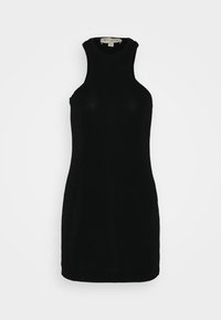 Czarna sukienka bez rękawów o dopasowanej sylwetce, wykonana z gładkiego materiału, z wysokim dekoltem i spódnicą sięgającą do połowy uda.