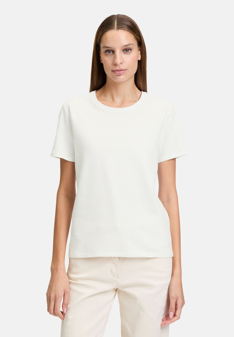 Hvid tekstureret t-shirt med korte ærmer og rund halsudskæring, der har et simpelt design. Let stof og en afslappet pasform.