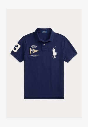 Navy plava polo majica s bijelim vezenim logom igrača pola, tekstom yacht kluba, značka s pomorskom zastavom i brojem 3 na desnom rukavu.
