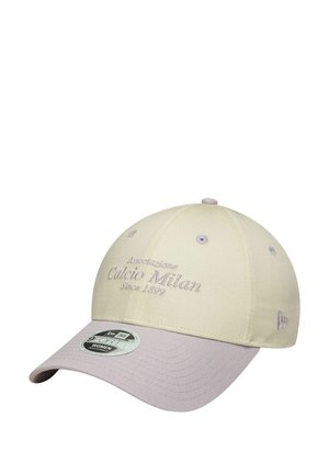 Cappellino da baseball crema con visiera curva, presenta testo ricamato "Calcio Milan" in viola chiaro e un logo New Era sul lato.