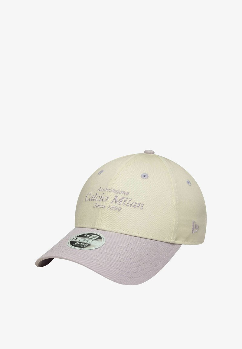 Cremfarbener Baseballcap mit gebogenem Schild, mit gesticktem "Calcio Milan"-Text in Helllila und einem New Era-Logo an der Seite.
