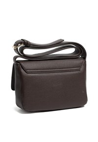 Borsa a tracolla in pelle marrone con finitura testurizzata, forma rettangolare e tracolla regolabile; presenta una tasca frontale e un design senza cuciture.