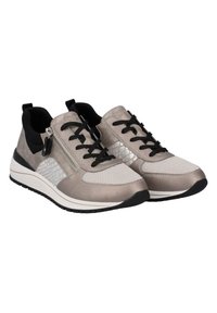 Chaussures de sport avec une tige texturée argentée et beige, accents noirs, une fermeture éclair sur le côté et des lacets noirs. Présentent une semelle blanche avec un bon grip.