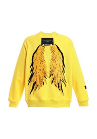 Sudadera amarilla con alas de plumas bordadas en negro y naranja en la parte posterior. Presenta un cuello redondo y puños acanalados.
