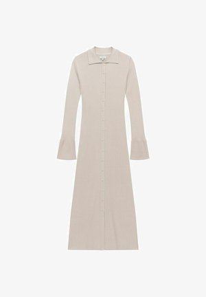 Pitkä, poimuileva mekko vaaleassa beigeissä, jossa on kaulus, pitkät hihat ja liehuvat hihansuut. Edessä on nappisulku koko pituudelta.