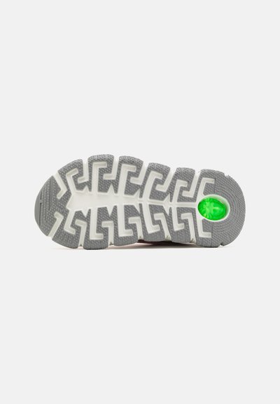 Suola della scarpa con un motivo a zigzag in gomma grigia, accentuata da un dettaglio circolare verde sul tallone. Sezione bianca liscia tra le texture.