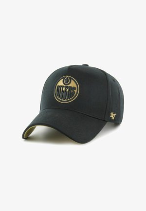 Schwarze Baseballkappe mit gebogenem Schirm, vorne mit einem goldfarbenen, gestickten "OILERS"-Logo und einer kleinen "47" an der Seite.
