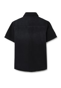 Zwart denim overhemd met korte mouwen, een spitse kraag, een gebogen zoom en subtiele borduursels op de linker mouw. Gladde textuur.