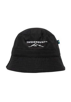 Sort bøllehat lavet af letvægtsstof. Har "SWEDEMOUNT" logo og bjerggrafik i hvid, med et blåt svensk flag som accent.