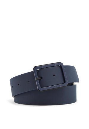 Cinturón de cuero azul oscuro con una hebilla grande rectangular a juego y múltiples agujeros de ajuste, enrollado sobre un fondo blanco.