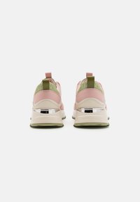 Rozā un zaļi sporta apavi ar teksturētu augšdaļu, metāliskām akcentēm un masīvu zoli. Iekļauta aizmugurējā cilpa vieglai uzvilkšanai.