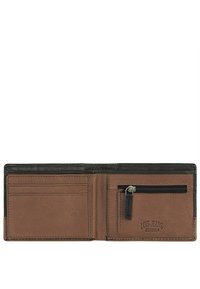 Billetera de cuero marrón con ribete negro, que cuenta con múltiples ranuras para tarjetas y un bolsillo con cremallera para monedas. Detalle del logo estampado en el interior.