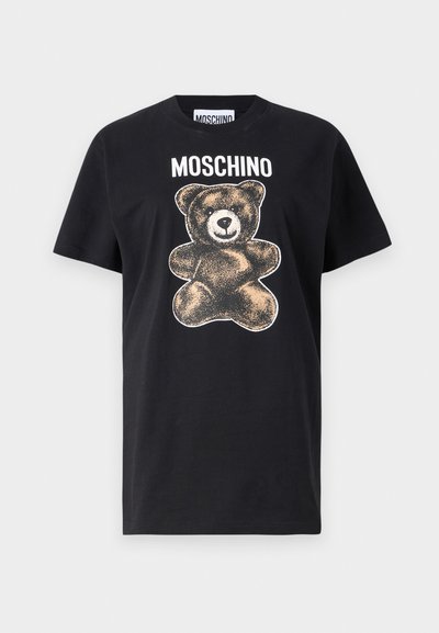 Camiseta de algodón negra con un gráfico de oso de peluche en marrón y blanco, con el texto "MOSCHINO" sobre el oso. Manga corta y corte relajado.