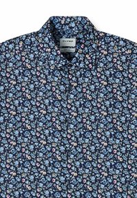 Camicia blu navy con bottoni, con piccolo motivo floreale blu, rosa e beige e colletto classico, etichettata Olymp body fit natural stretch.