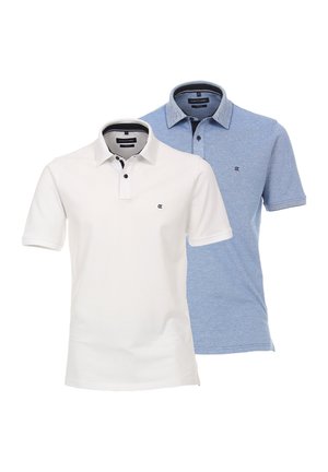 To polo shirts: den ene ensfarvet hvid med en sort krave, og den anden lys blå med en struktureret overflade og kontrastkrave. Begge har logo-accenter.