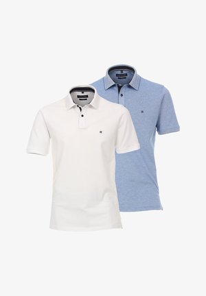 Zwei Poloshirts: eines in einfarbigem Weiß mit einem schwarzen Kragen und eines in hellblau mit strukturiertem Finish und kontrastierendem Kragen. Beide haben Logo-Akzente.