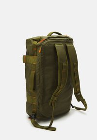 The North Face BASE CAMP VOYAGER DUFFEL 32L UNISEX - Hétvégi táska - forest olive/desert rust/white dune