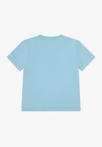 Svijetloplava pamučna majica kratkih rukava, okruglog vrata i glatke teksture. Ima minimalne šavove i nema grafike ni uzoraka.