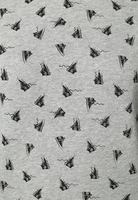 Tessuto grigio con un motivo ripetuto nero di sneaker in stile cartone animato. La texture appare liscia e simile al cotone.