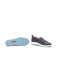 Zapatos tipo slip-on hechos de cuero azul oscuro perforado, con una entresuela blanca y una suela de goma azul clara con un patrón texturizado.