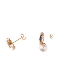 Orecchini in tono dorato con tre piccole perle e una perla più grande, impreziositi da gemme blu e trasparenti, incastonati in un design decorativo.