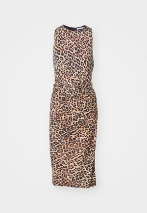 Sukienka w panterkę z okrągłym dekoltem, bez rękawów, z marszczonymi detalami po bokach i dopasowaną długością midi. Wykonana z gładkiego materiału.