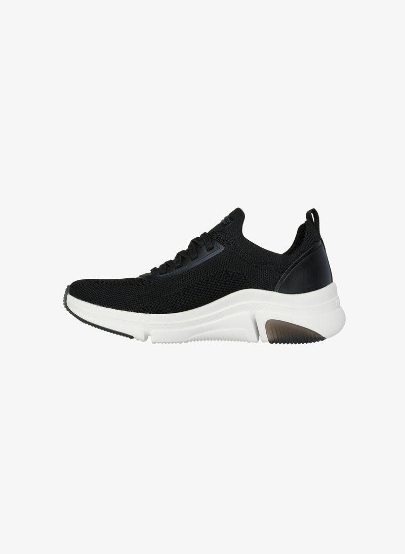 Zapatos deportivos negros con una parte superior de malla transpirable, superficie texturizada, media suela blanca y suela exterior de goma negra. Presentan cordones y detalles en tono.
