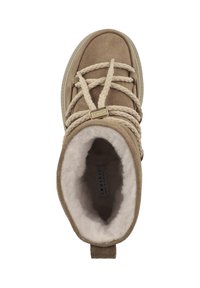 Bota de ante marrón con un forro grueso y suave. Presenta puntera redonda, cuello acolchado y cordones decorativos de cuerda con un acento dorado.