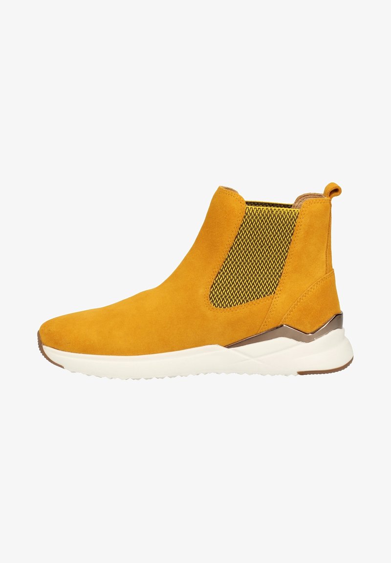 Bottine en daim jaune avec semelle blanche, panneau latéral élastique tricoté, languette au talon et détail métallique au-dessus de la semelle.