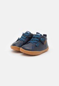 Chaussures en cuir bleu avec semelle en caoutchouc, dotées de lacets et de coutures bleus. Comprend une petite étiquette et un design à bout rond. Convient aux tout-petits.