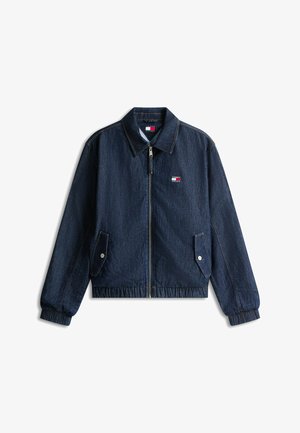 Veste en denim bleu foncé avec fermeture éclair sur le devant, deux poches à rabat avec boutons, poignets et ourlet élastiques, et un petit logo Tommy Jeans sur la poitrine.