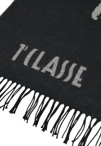 Sciarpa nera in tessuto testurizzato con logo stampato grigio. I bordi frangiati aggiungono un tocco di dettaglio al design lineare.
