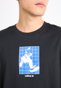 adidas Originals TEE - Μπλουζάκι με στάμπα - black