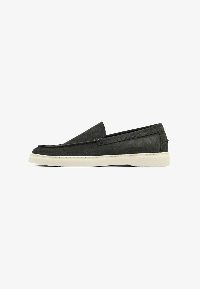 Botte en suède gris sans lacets avec un profil bas, semelle en caoutchouc blanche et détails de couture le long des bords. Aucun équipement ou accent visible.