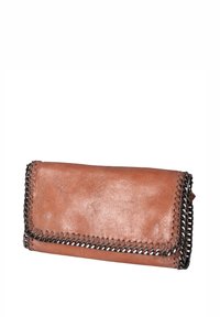 Bruine leren portemonnee met een gestructureerde oppervlakte, voorzien van zwart kettingsteekdetail langs de randen en in een rechthoekige vorm.