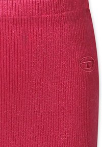 Leggings rosa a coste con finitura testurizzata. Presentano un piccolo logo impresso sul lato inferiore, realizzati in materiale elasticizzato per il massimo comfort.