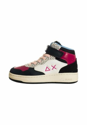 Sneaker alta in pelle rossa, nera e bianca, con lacci rosa e un motivo maculato sui lati. Fascia in velcro e accento con logo.