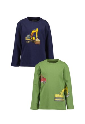 Maglietta a maniche lunghe per bambini, blu navy con escavatore giallo e maglietta verde con camion rosso ed escavatore giallo stampati sul davanti e sulla manica.